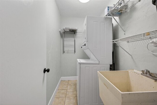 Building Photo - 46 Nottingham Way