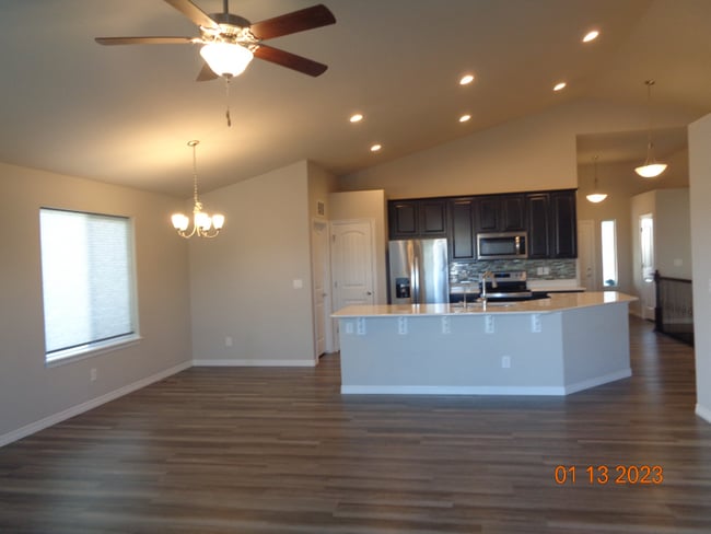 Building Photo - Main level living