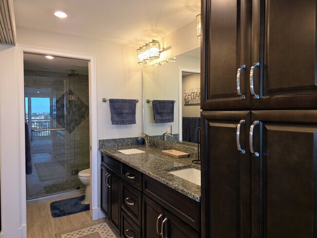 Building Photo - 1 Key Capri