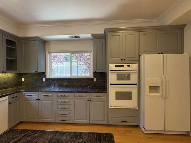 Building Photo - Spacious 3BR + Office | 2,150 SF | 2-Car Garage | Prime Menlo Park