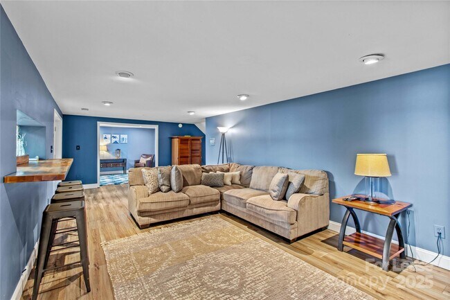 Building Photo - 9598 Riviera Dr