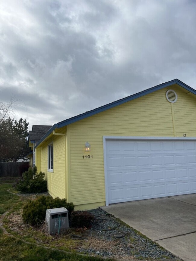Building Photo - Spacious 3 Bed, 2 Bath Home on a Corner Lot in Southwest Medford