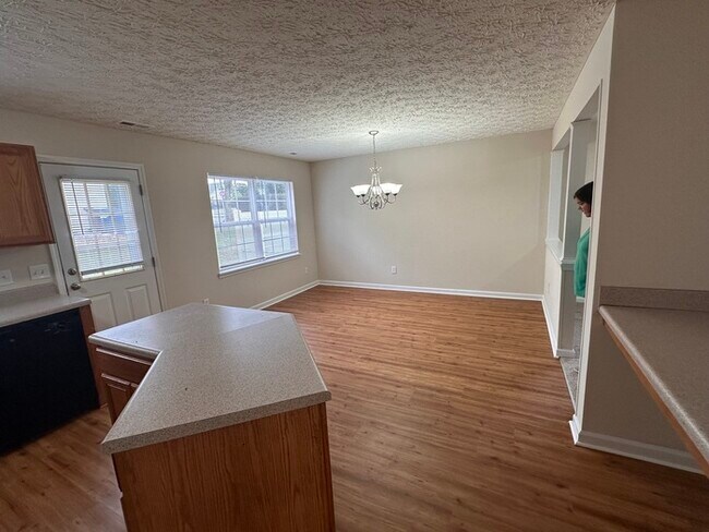 Building Photo - Great space in this 3 bedroom 2 and 1/2 bath end unit Townhome!