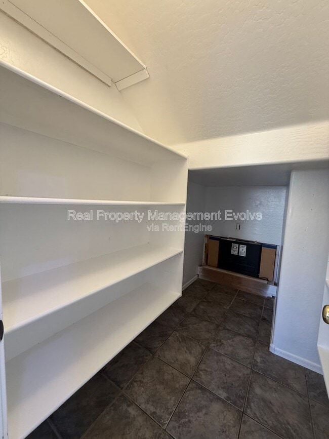 Building Photo - 1677 S Peppertree Dr