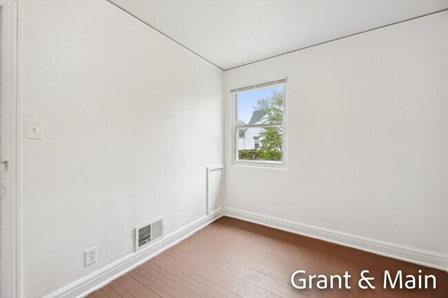 Building Photo - $1250 3 bedroom bungalow