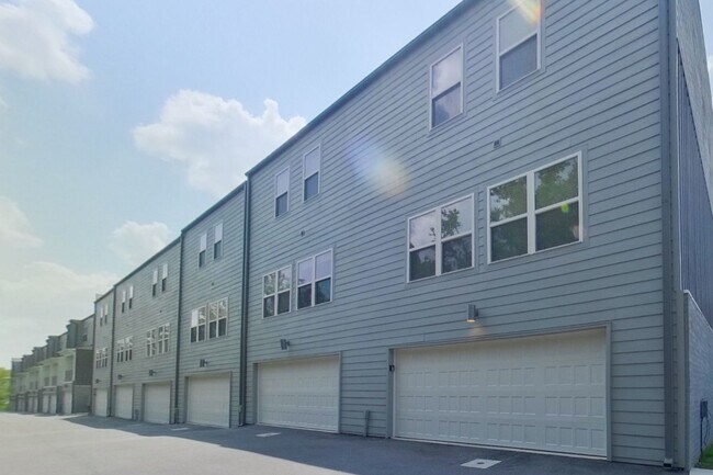 Building Photo - 1636 S Razorback Rd