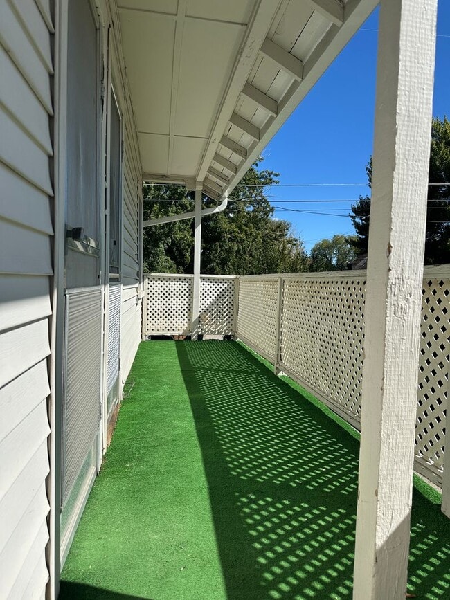 Building Photo - One bedroom, one bath, balcony and great views!