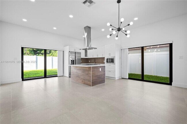 Building Photo - 1041 W Lakewood Rd