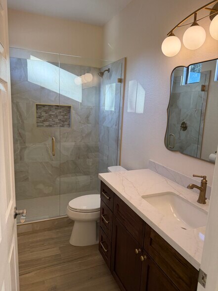 Master bathroom - 2600 E Springfield Pl
