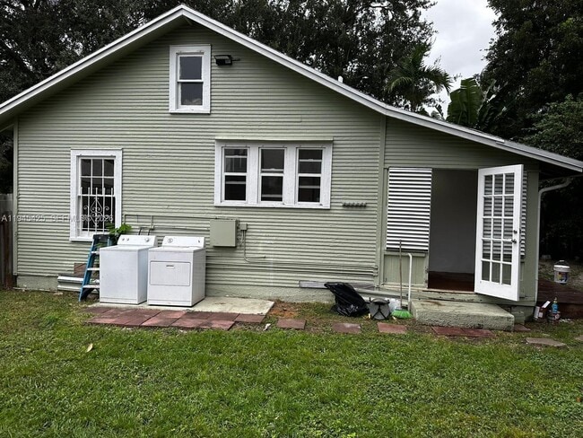 Building Photo - 4116 SW 13th Terrace