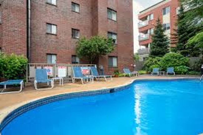 Building Photo - 2 bed. 2 Bathrooms in Chestnut Hill In-Uni...