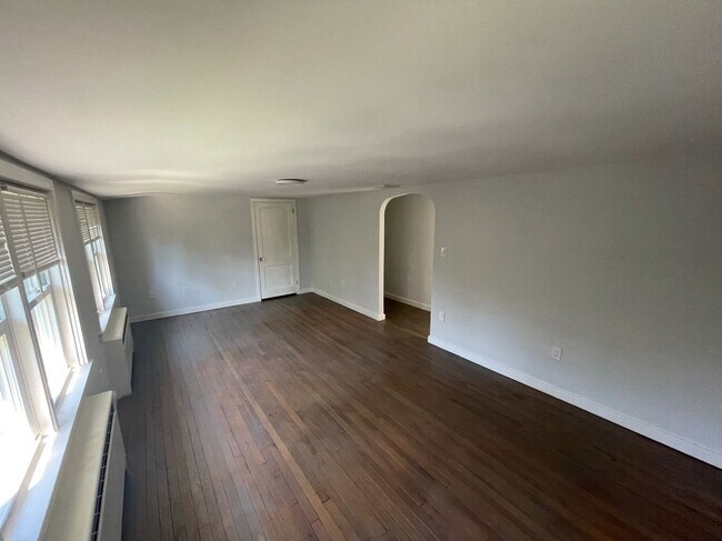Building Photo - 24 Tulip Ln