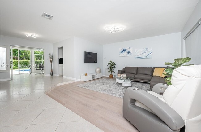 Building Photo - 810 S Rainbow Dr