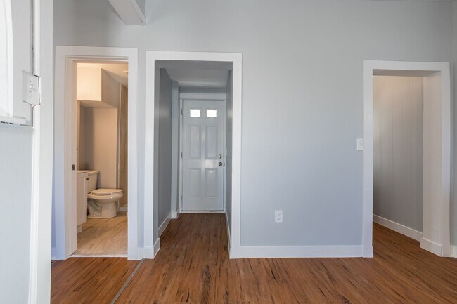 Building Photo - Adorable 1 Bed 1 Bath House with Detached Garage
