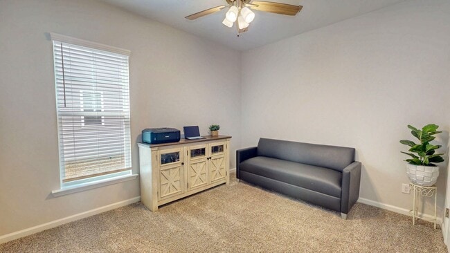 Building Photo - Spacious 4 bed, 2 bath Home with Neighborhood Amenities!