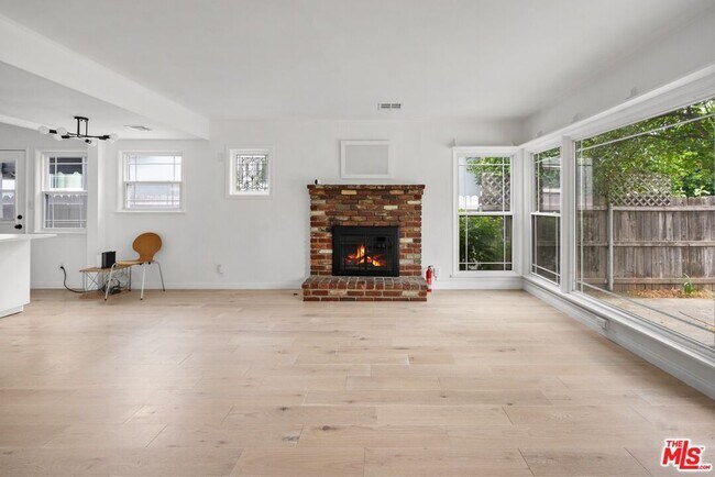 Building Photo - 15915 Wyandotte St