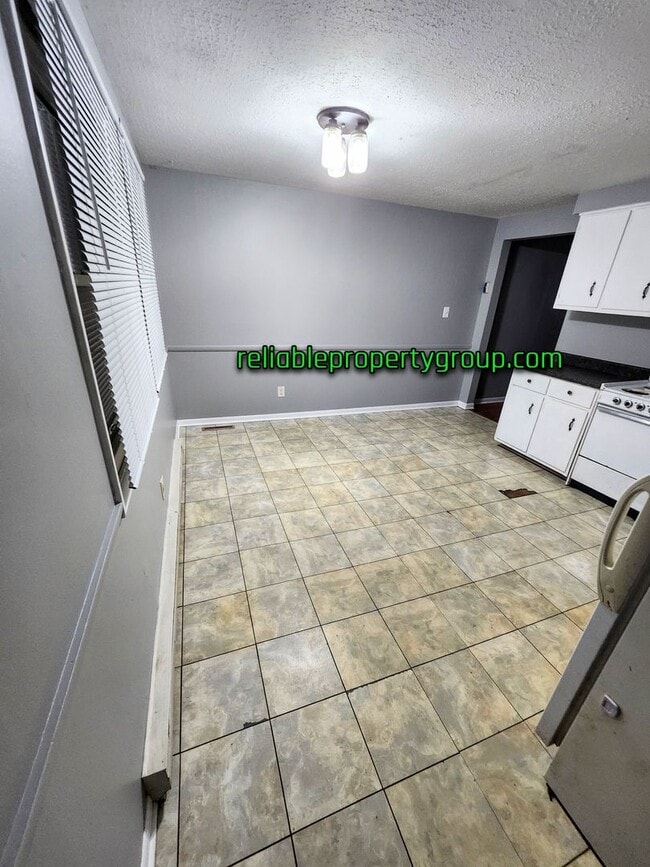 Building Photo - New Listing in Fort Wayne