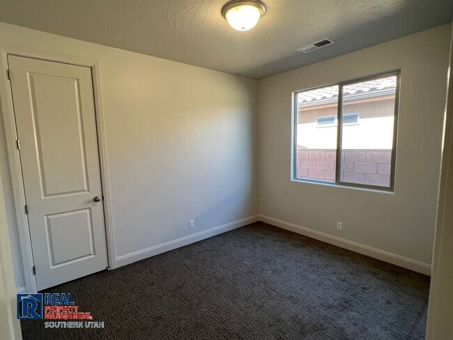 Building Photo - Newer home in Brio