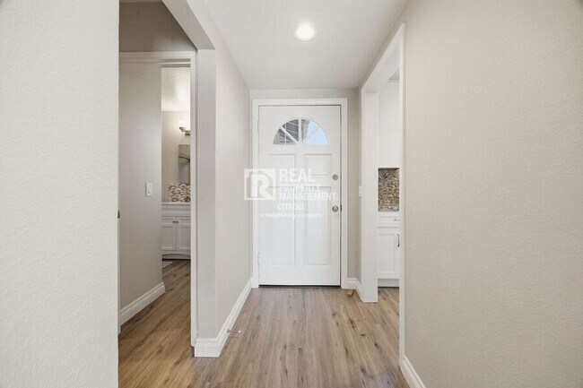 Building Photo - 5082 Edinger Ave