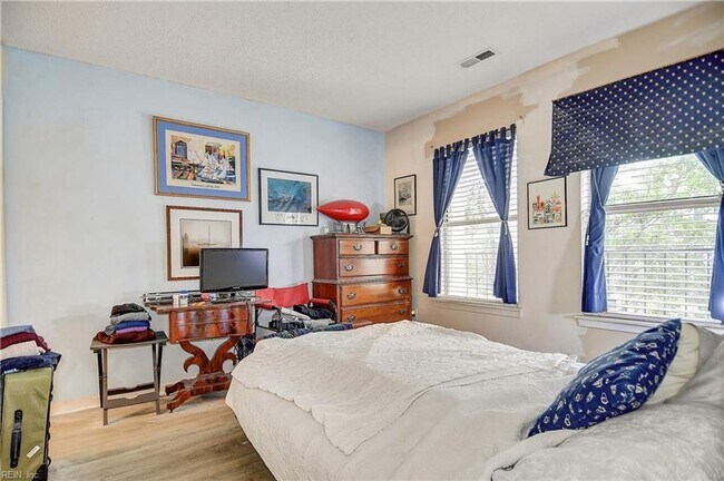 Building Photo - Ghent on the Square