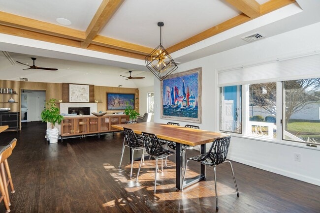 Building Photo - 89 Pantigo Rd