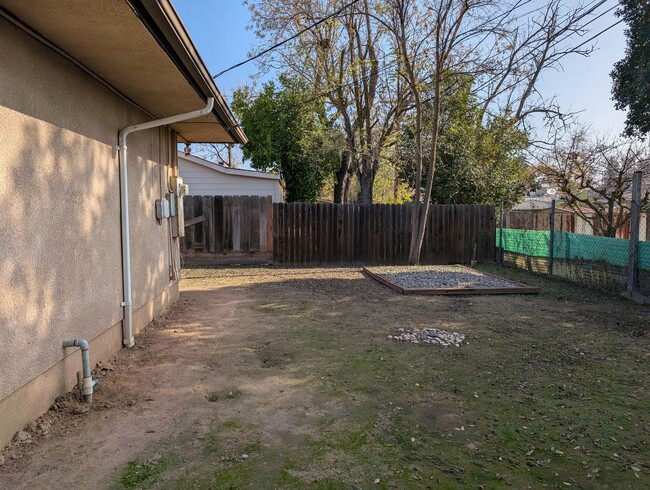 Building Photo - 4 bedroom 1 bathroom Pinedale home offerin...