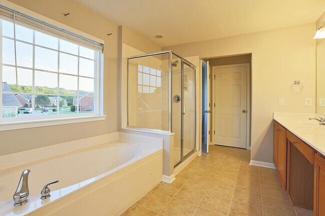 Building Photo - Family friendly home in highly sought afte...