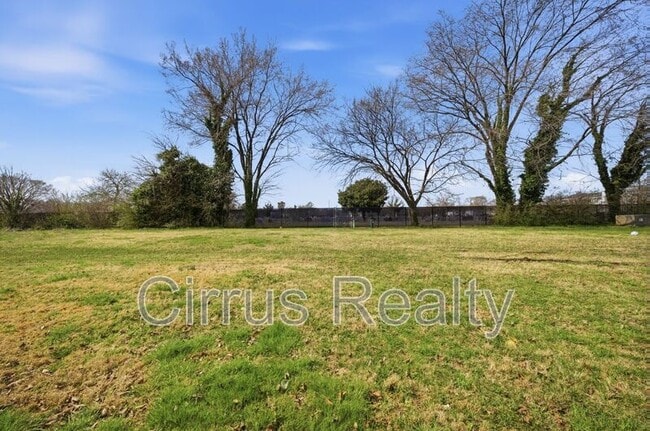 Building Photo - 2724 Peach St