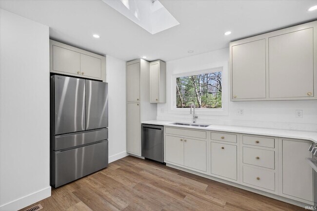 Building Photo - 4620 S Woodbine Dr