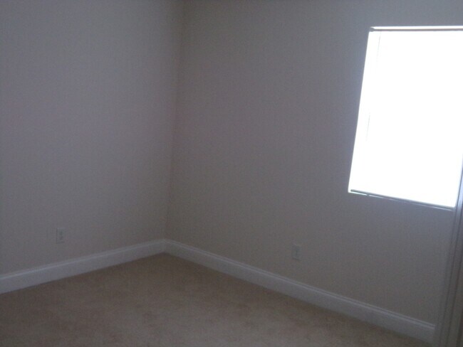Building Photo - Three-Bedroom Auburndale Home with Large Y...