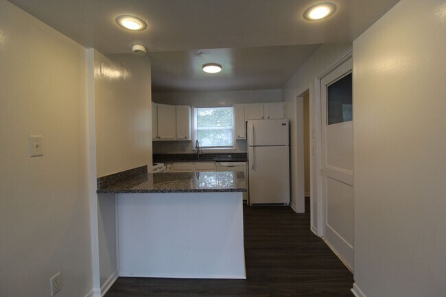 Building Photo - August FREE On This 3 Bedroom 1 Bath Home In Prairie Village