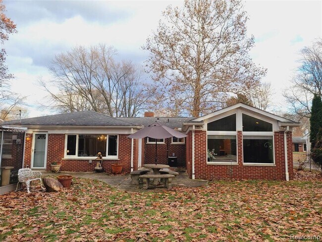 Building Photo - 18311 Norwich Rd