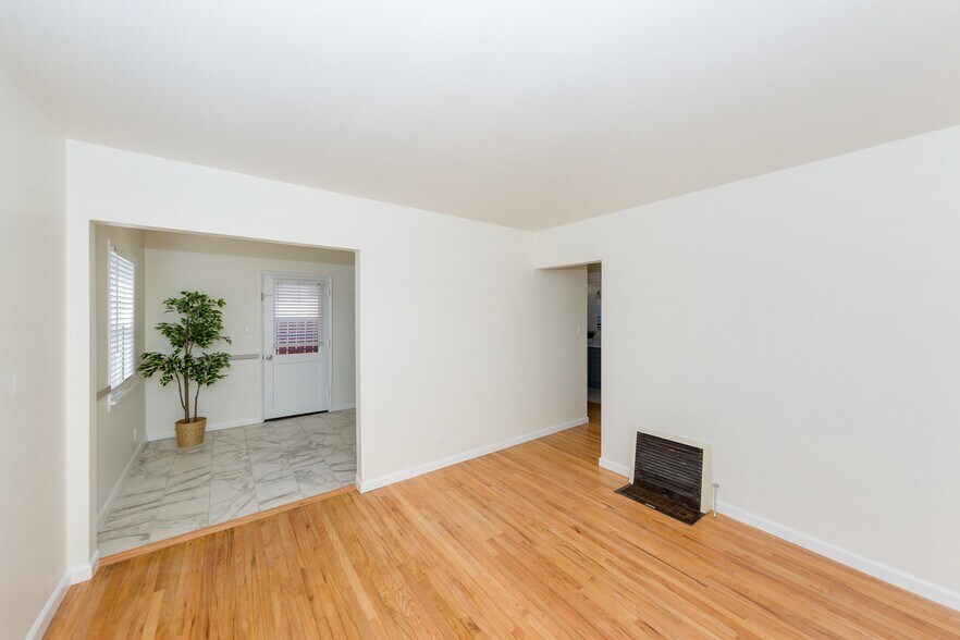 Building Photo - 2232 S Carmelina Ave