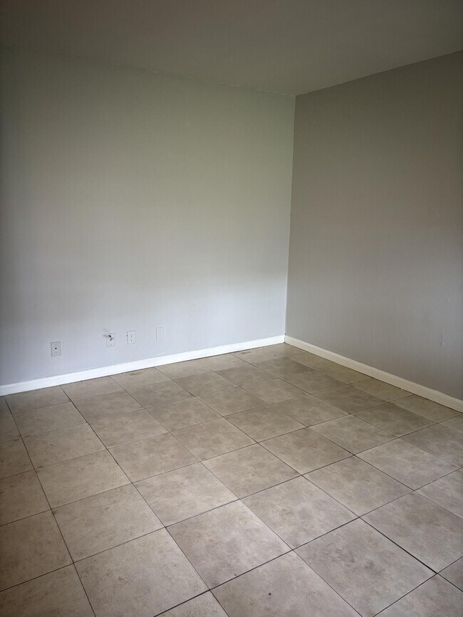 Building Photo - 5150 NE 6th Ave