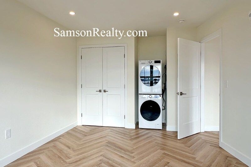 Building Photo - 381 Wickenden St