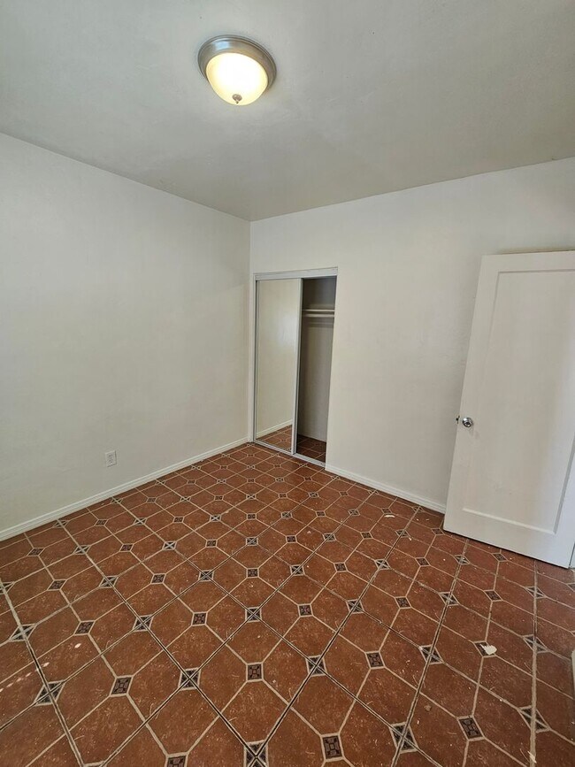 Building Photo - Cute 1BR in Golden Hill with $595.00 MOVE_...