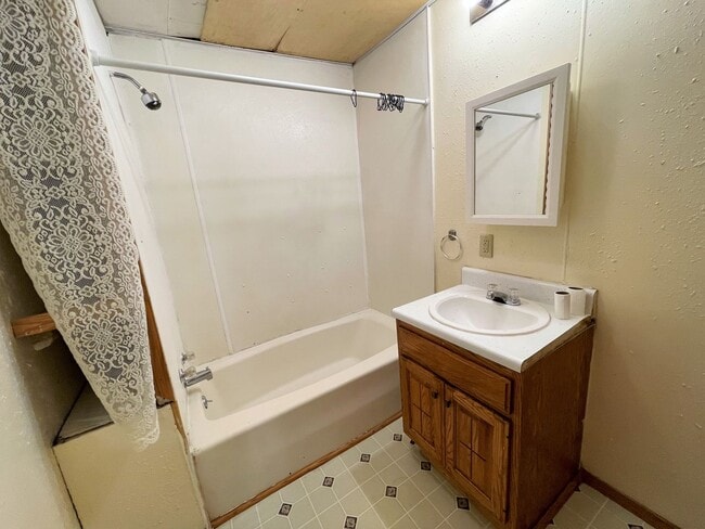 Building Photo - 408 S Duff St