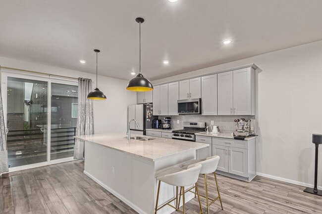 Building Photo - Immaculate, Well-Maintained 3 bed/3.5 Bath...