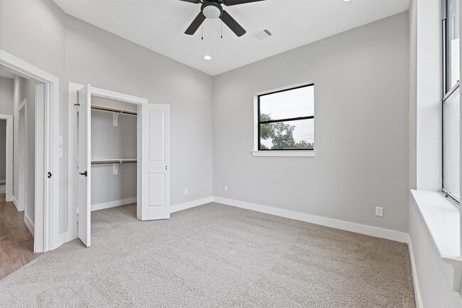 Building Photo - 806 E 39th St