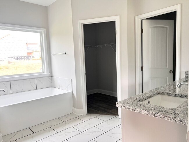 Building Photo - 8024 English Ivy Ct