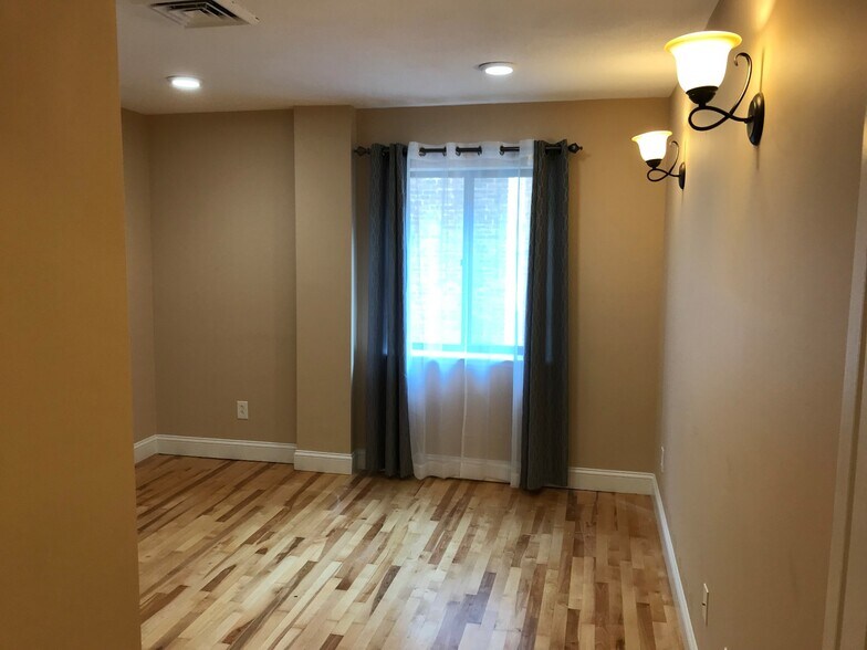 Building Photo - 274 Chestnut Ave