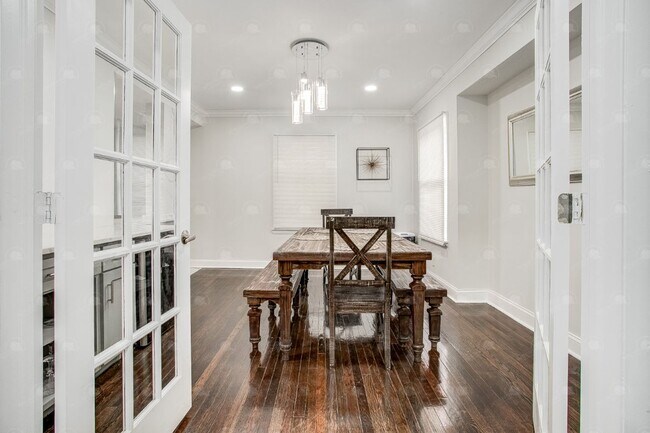 Building Photo - 3-bedroom 3-bathroom w/a loft in historic ...