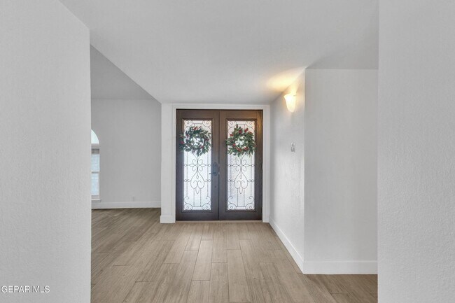 Building Photo - Come to check this beautiful house 4 bedrooms, possible 5th bed and 3 baths.