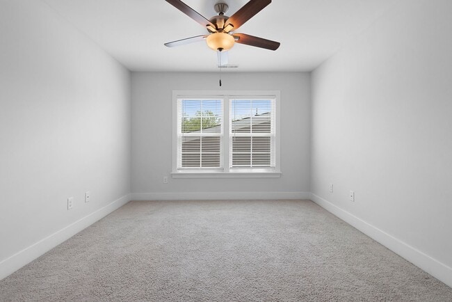 Building Photo - Beautifully Updated 3 Bedroom, 2.5 Bathroo...