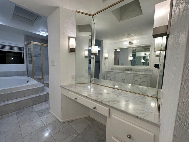 Building Photo - 19 Bronco Dr