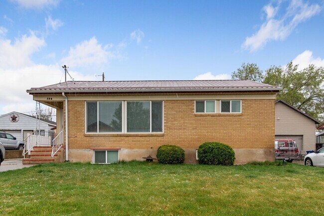 Building Photo - This charming, 4 bedroom 2 bath updated bungalow in the heart of Ogden for $2150 a month