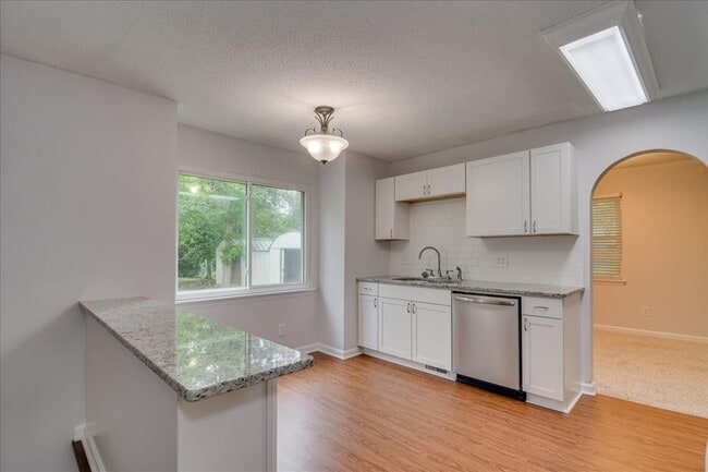 Building Photo - 303 Meadowlake Dr