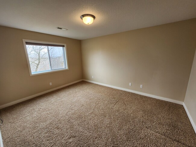 Building Photo - Beautiful 2 bedroom condo in bettendorf