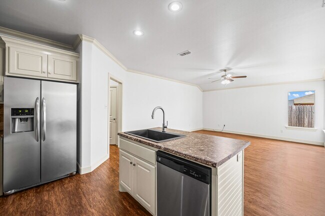 Building Photo - Beautifully Updated 3-Bed, 2-Bath, 2-Car Garage Duplex in Prime Lubbock Location!