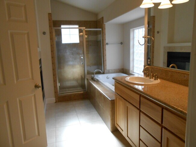 Building Photo - 1056 NE Parkview Ct